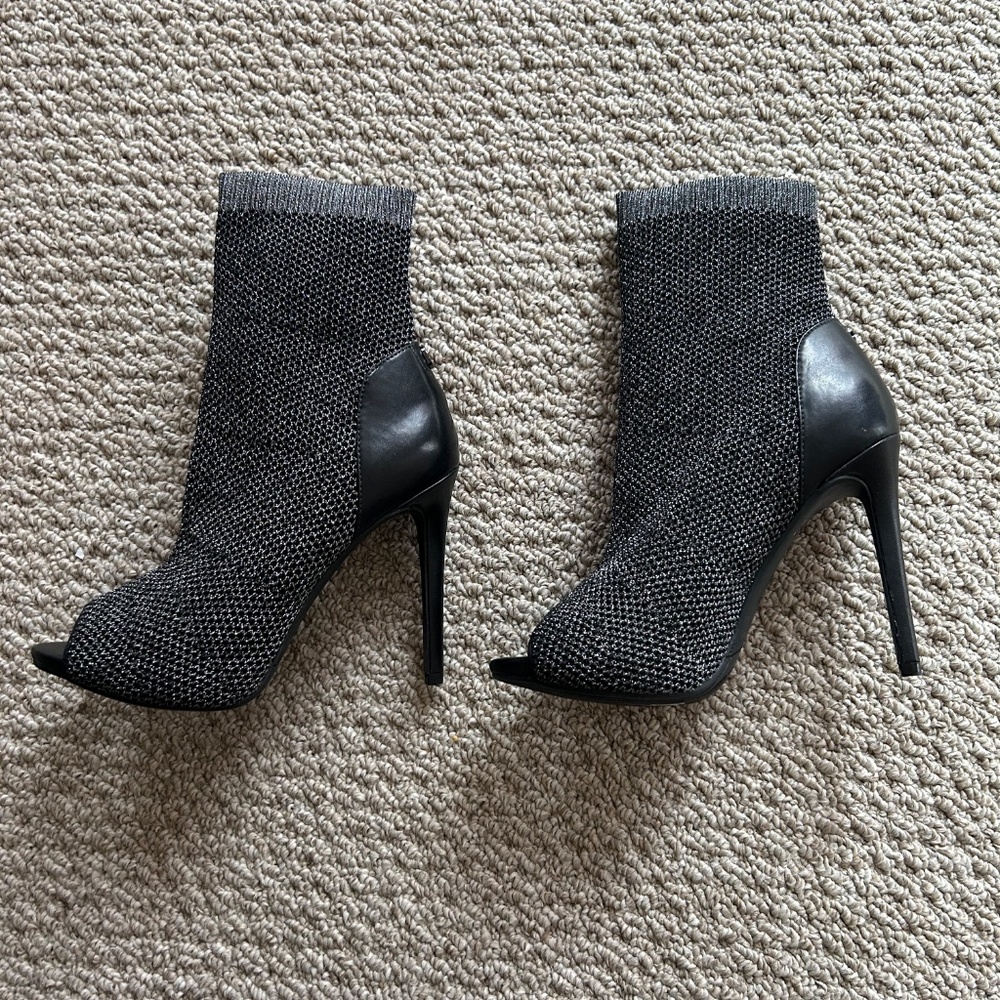GUESS ABRI PEEP TOE SOCK BOOTIES NEW WITH THE BOX SIZE 7.5M